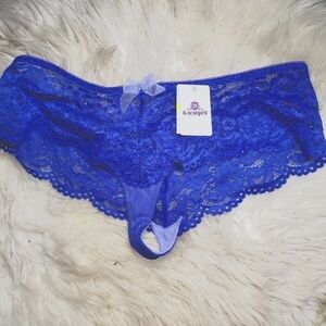B.Tempt'd Lacey  Blue Thong Panties  6 Medium NWT